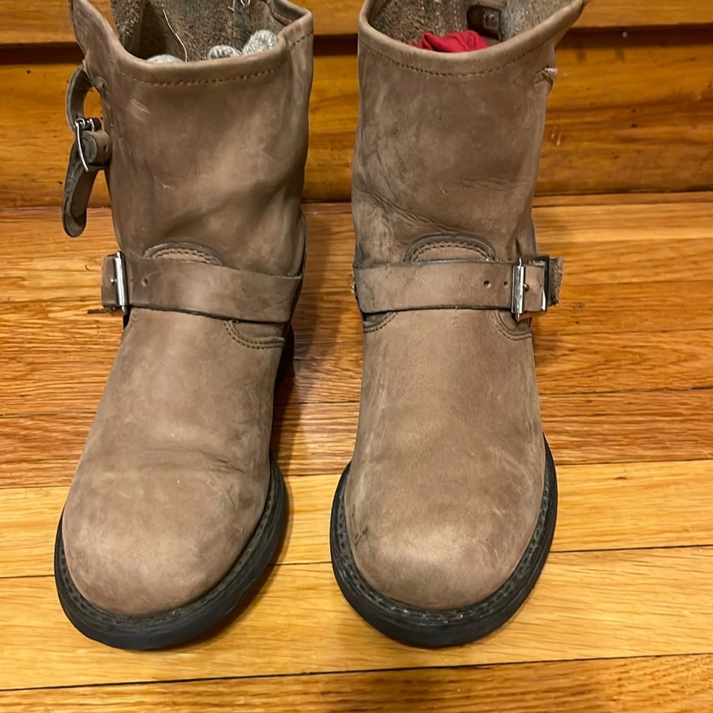 Frye Engineer brown leather boots Women’s size 8.5M upper buckle is broken